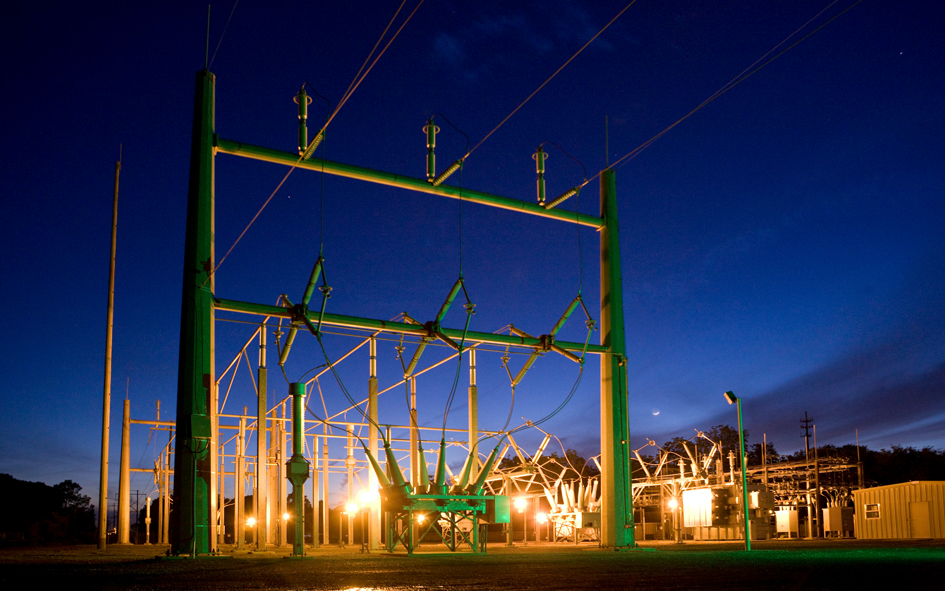 Abbildung eines Energieunterwerkes in einem gesichterten Gelände
