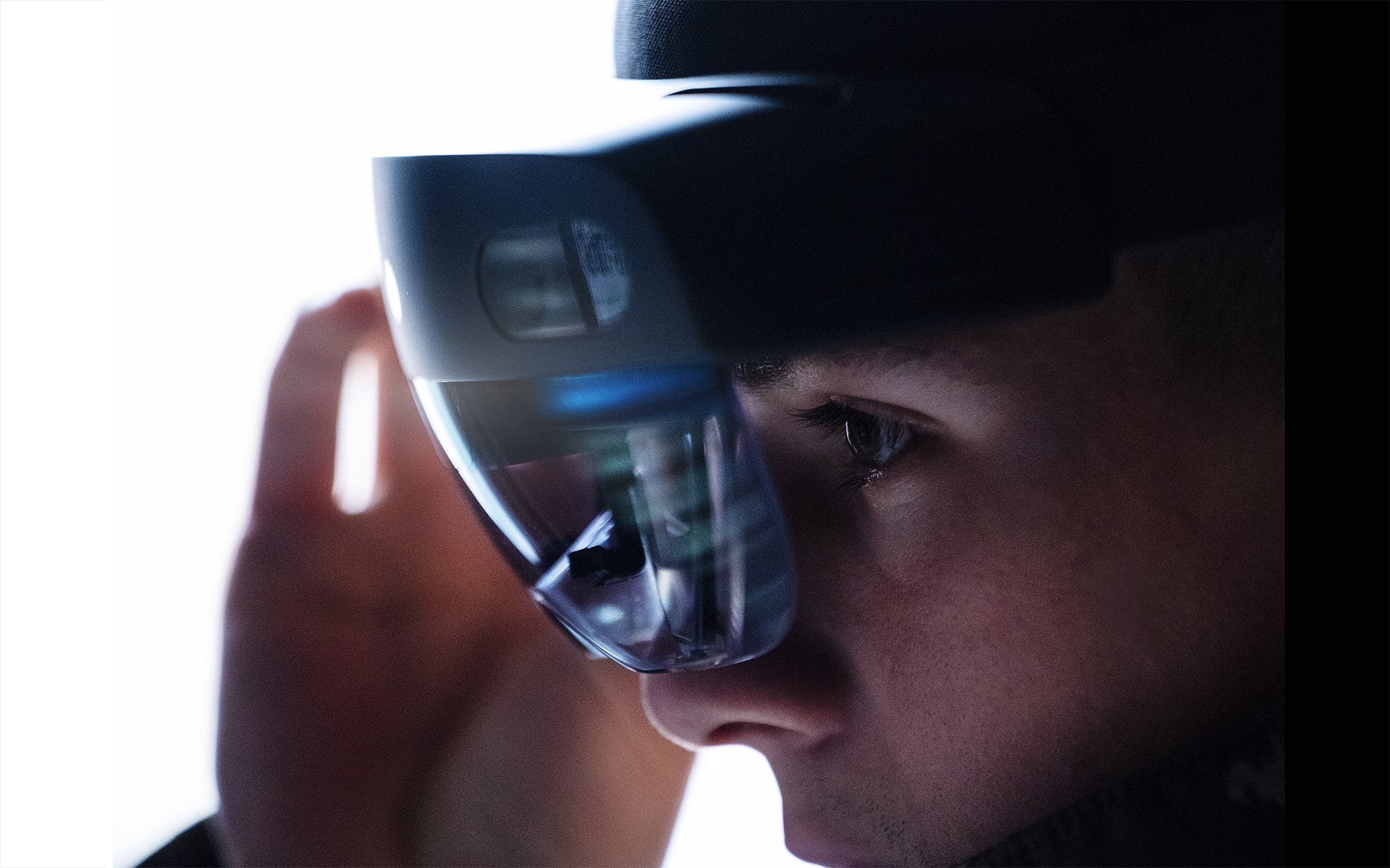 Ein Angehöriger der Armee hält sich mit der rechten Hand eine VR-Brille auf