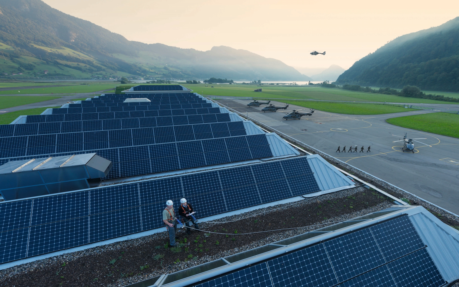 Dach mit Solarzellen auf einem Militärflugplatz.