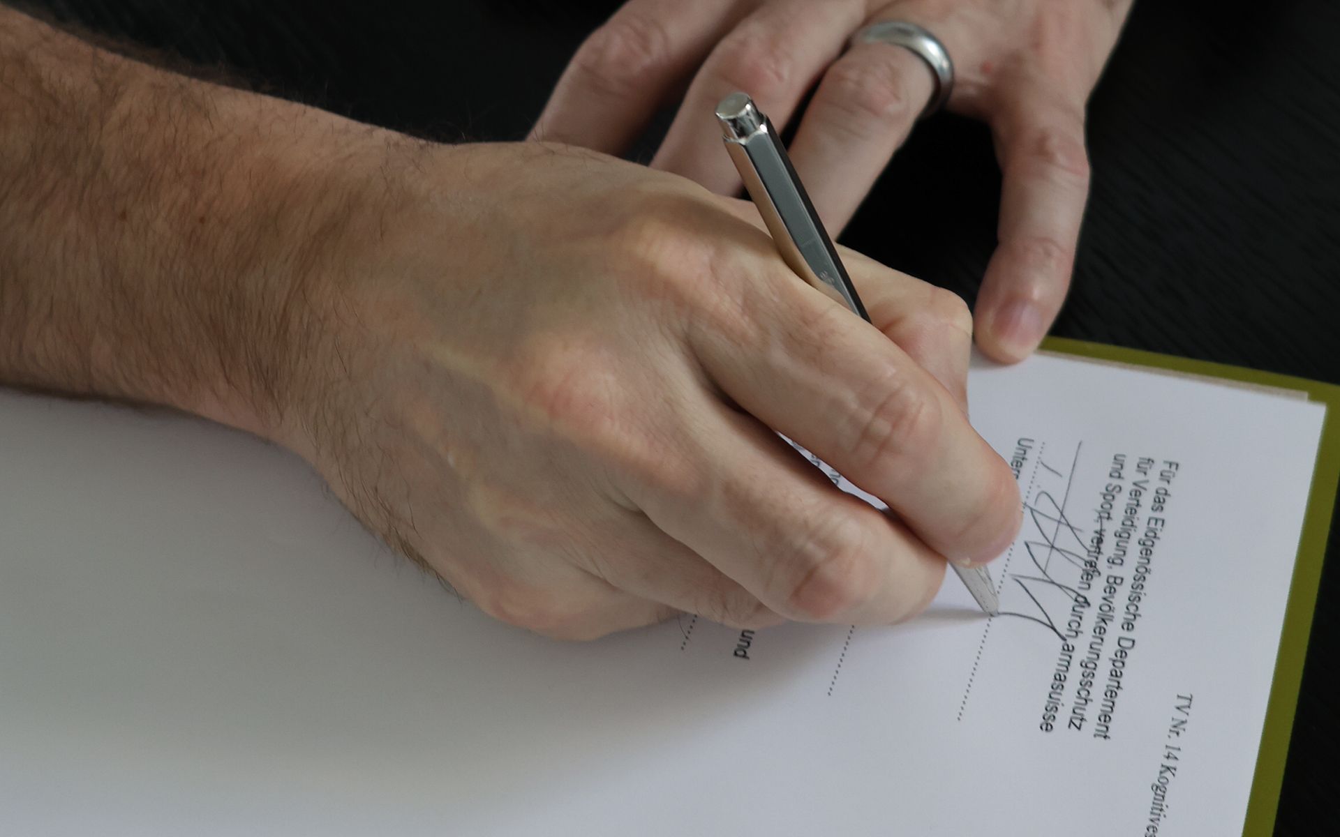 Dokument «Technische Durchführungsvereinbarung» wird vom Leiter armasuisse W+T mit einem Kugelschreiber unterschrieben