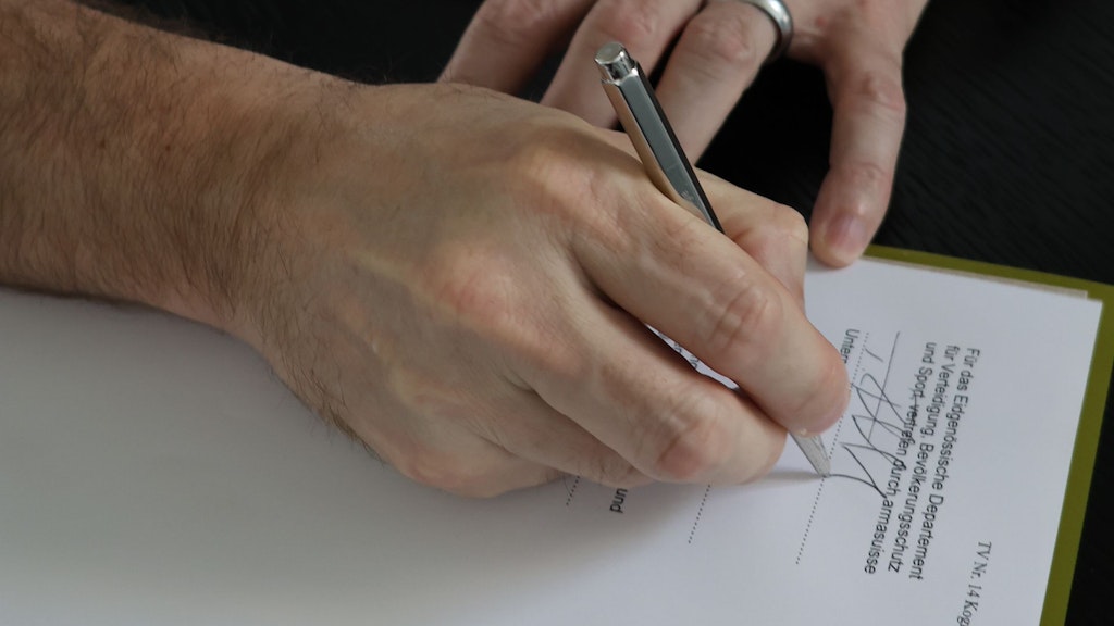 The Head of armasuisse S+T putting pen to paper on the “Technical implementation agreement