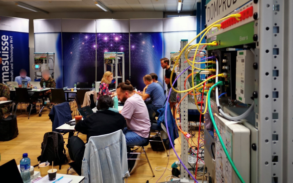 Esperti informatici al lavoro durante l'hackathon e un dispositivo del Krinflab.