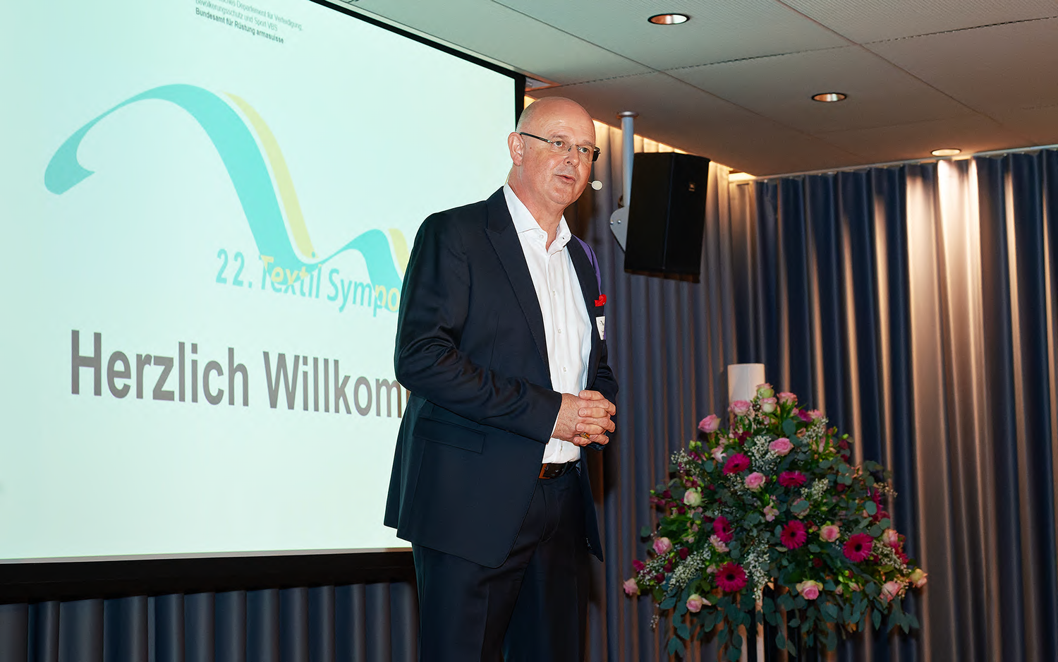 Thomas Knecht durante il discorso di apertura al simposui sui tessili 2024. 