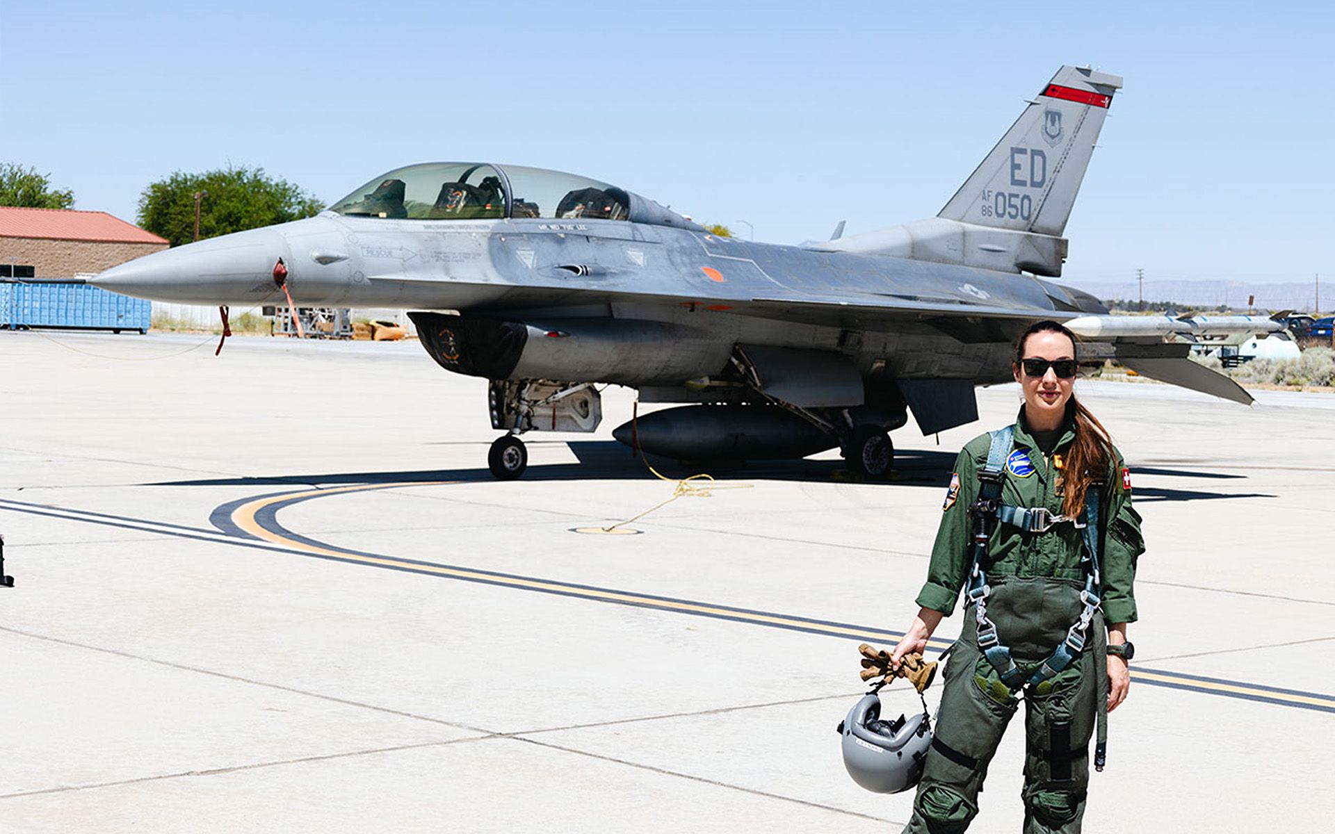 Das Bild zeigt die Testpilotin Fanny Chollet auf der Edwards Air Force Base der U.S. Air Force