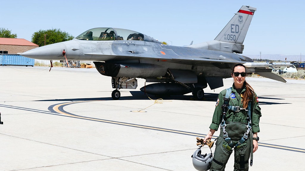 Das Bild zeigt die Testpilotin Fanny Chollet auf der Edwards Air Force Base der U.S. Air Force