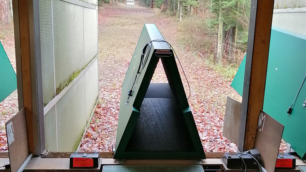 Image d'un tunnel de tir avec vue sur les cibles au loin.