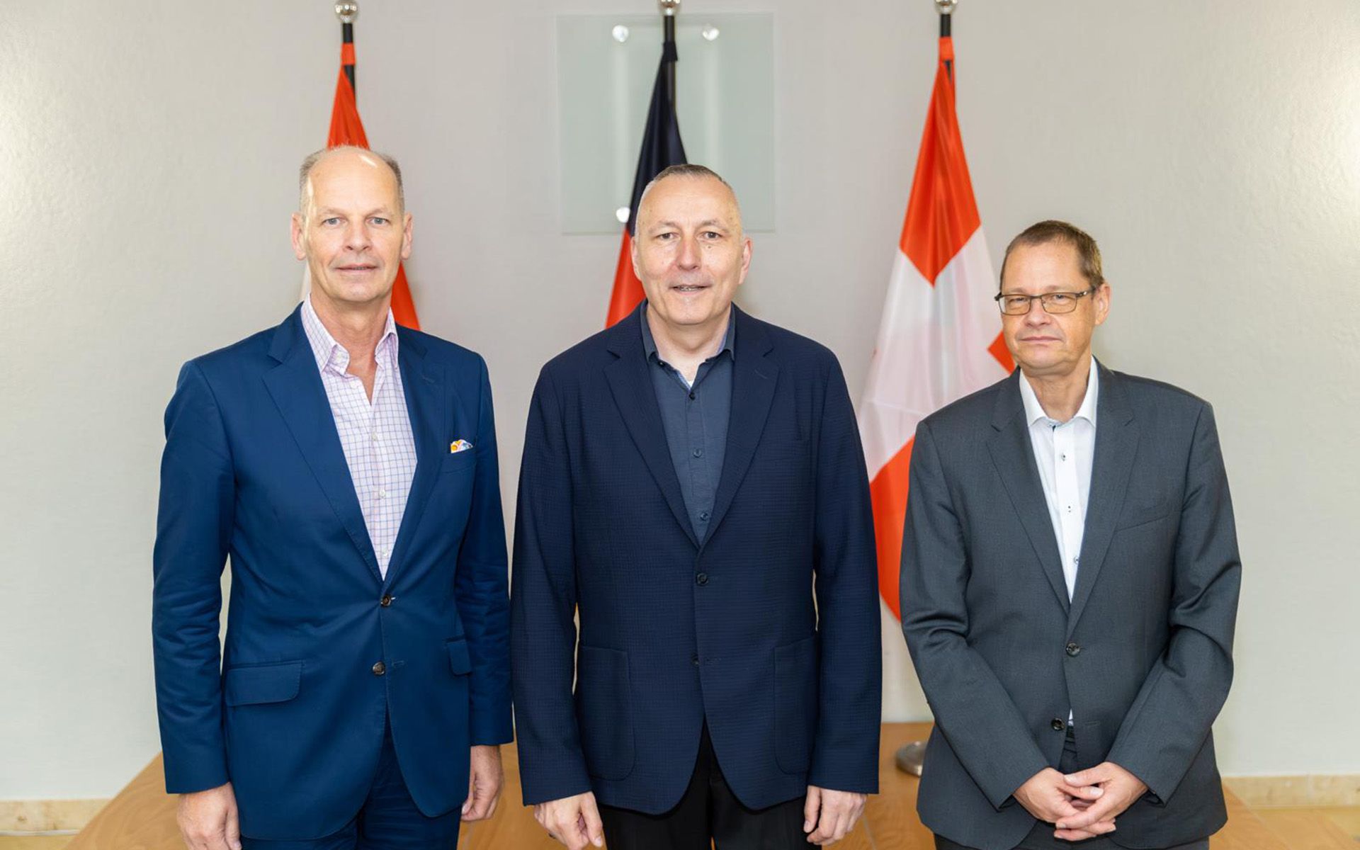 Bild der Rüstungschefen von Österreich, Deutschland und der Schweiz. Vom links nach rechts: Harald Vodosek (Ö) Carsten Stawitzki (DE) Urs Loher (CH)