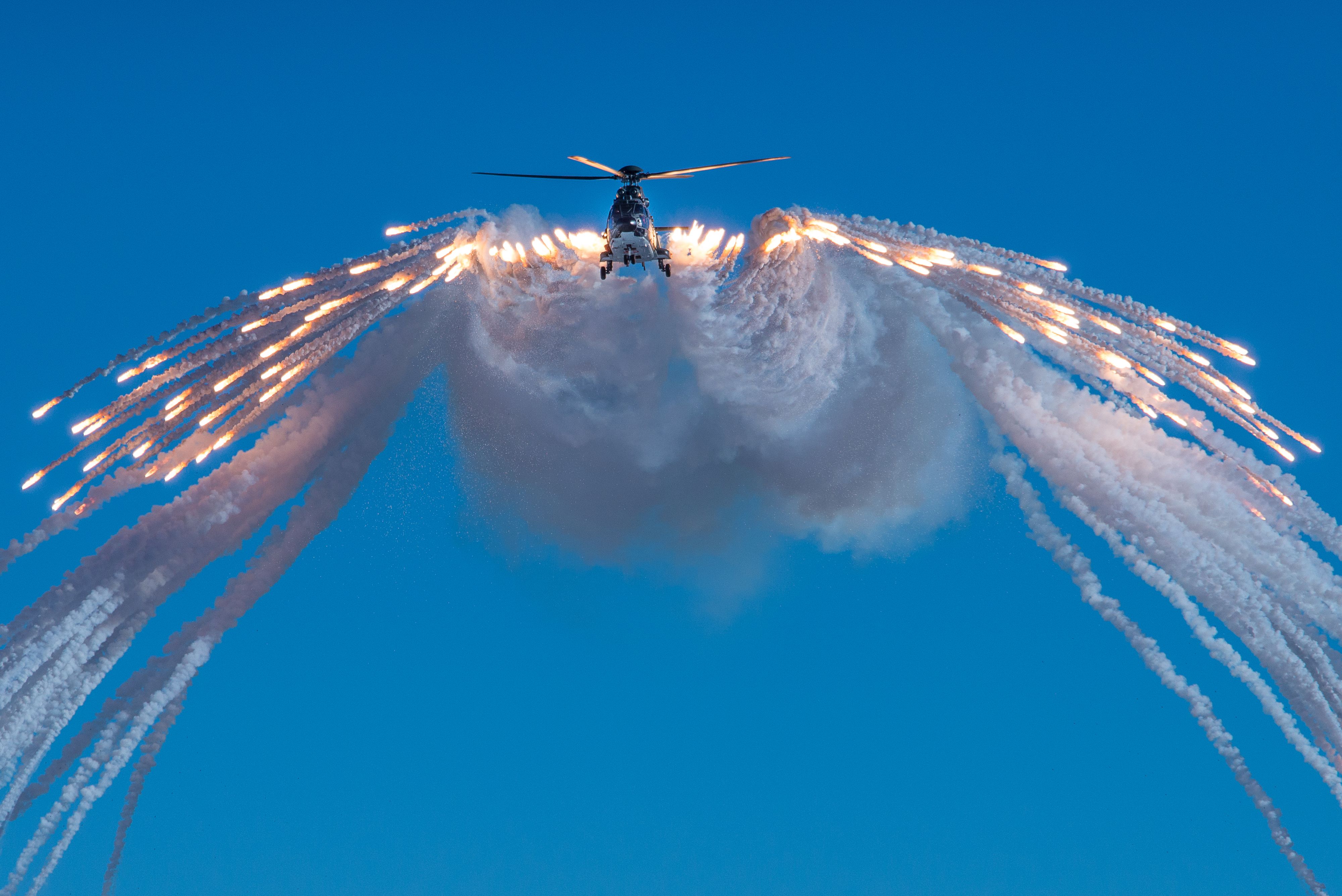 Cougar tirant des leurres thermiques (flares)