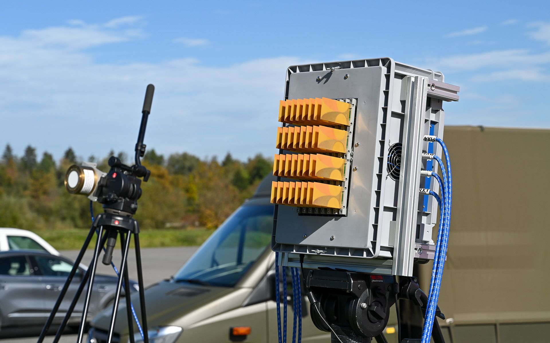 le nouveau système radar VERA d’armasuisse S+T comprend des antennes d’émission et de réception