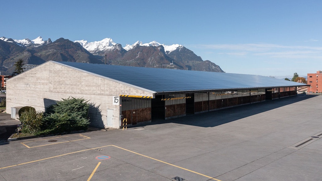 La halle n° 15 située à Aigle, qui produit jusqu’à 640 000 kWh par an avec des modules photovoltaïques verre-verre, est un modèle pour d’autres projets futurs.