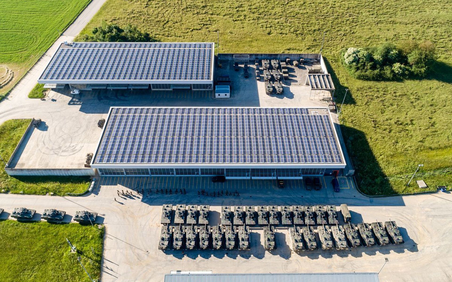 Image vue du ciel de l'installation photovoltaïque sur la place d'armes de Bure