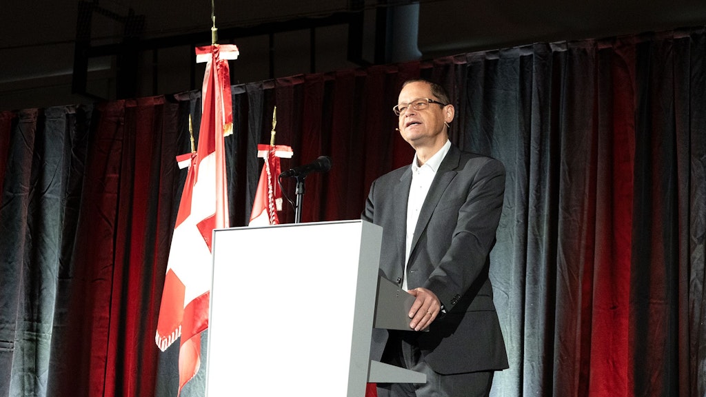 Image du directeur général de l'armement Urs Loher pendant son discours