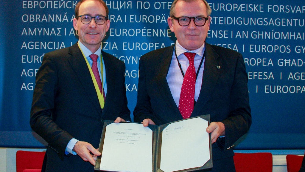 Alexander Renggli (left), Switzerland’s Deputy Head of Mission to the EU, with Jiří Šedivý (right), EDA Chief Executive, at the handover of the signed HEDI accession documents