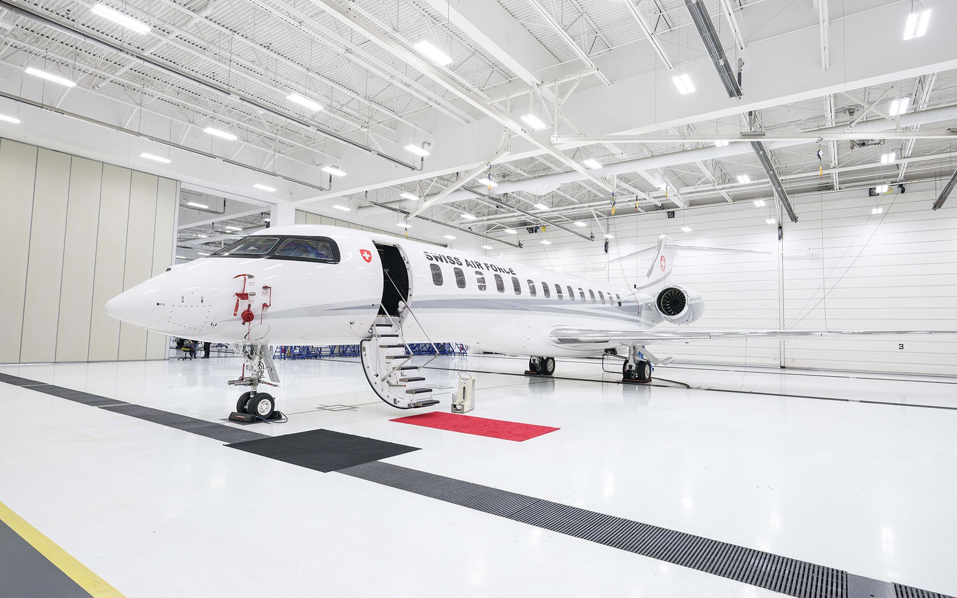 Image du nouveau jet Bombardier Global 7500 du Conseil fédéral dans un hangar.