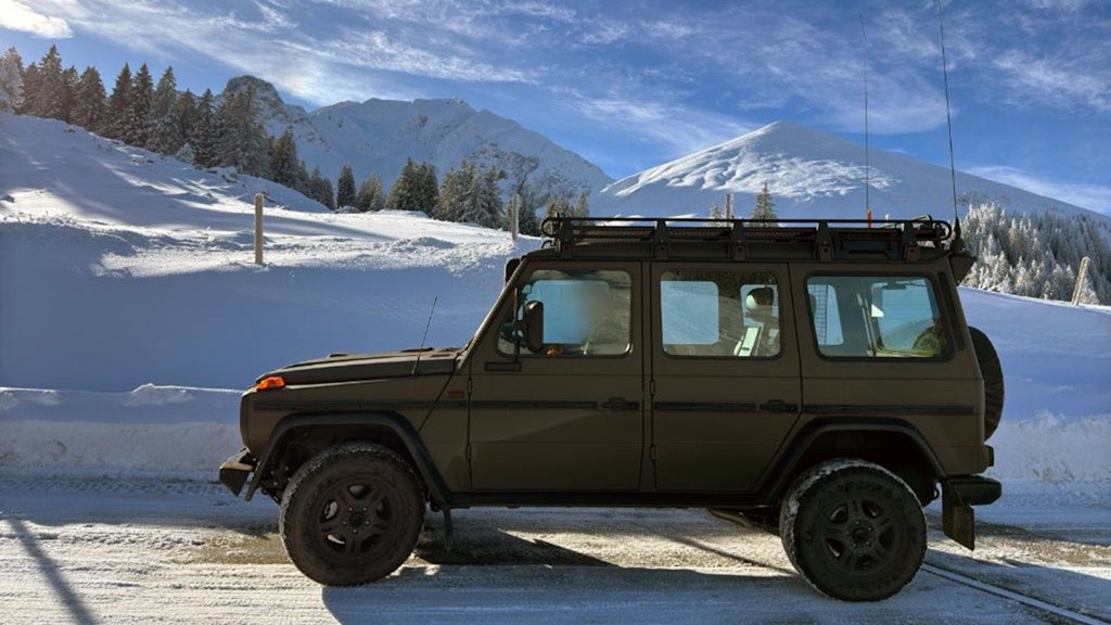 Un veicolo militare su una strada innevata in montagna 