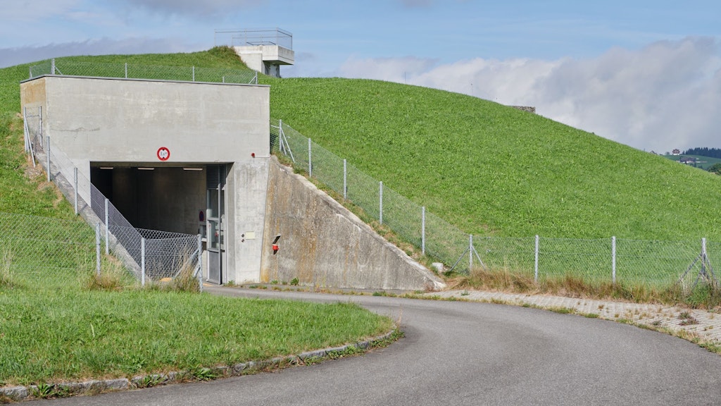 Militärspital, geschützte Spitalanlage, Bunker, unterirdisch, Eingang, Einfahrt