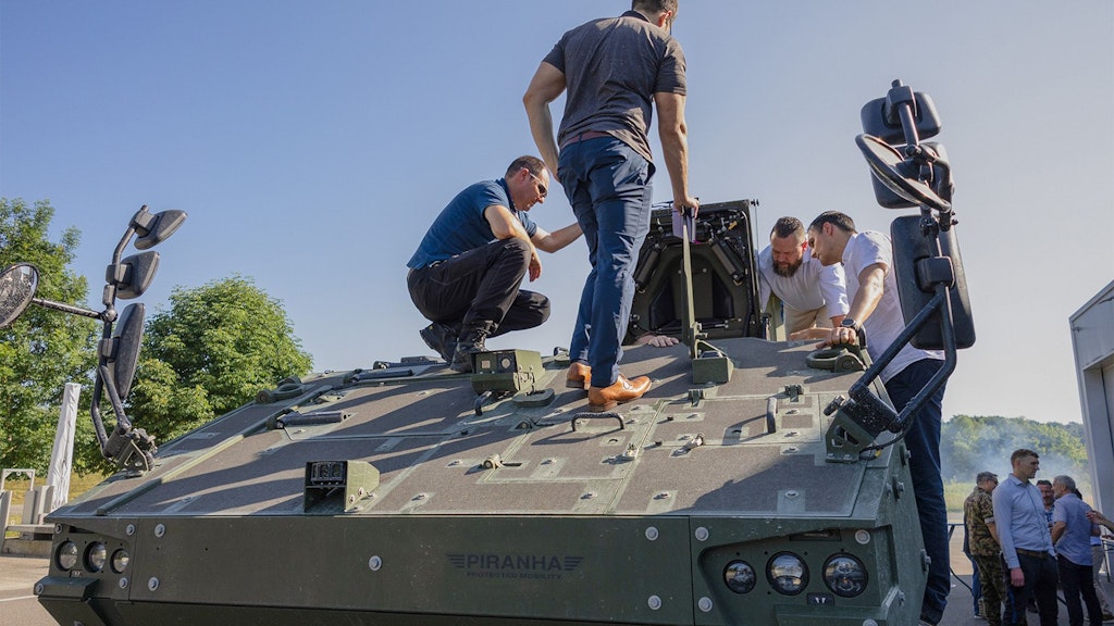 Les représentant-e-s de la délégation canadienne, d’armasuisse et de GDELS visitent le Piranha IV.