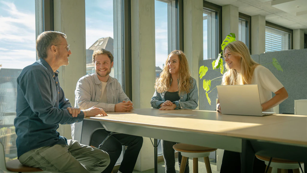 Quatre collègues lors d’une réunion.