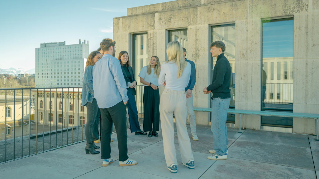 Un groupe de collègues en pause sur la terrasse.