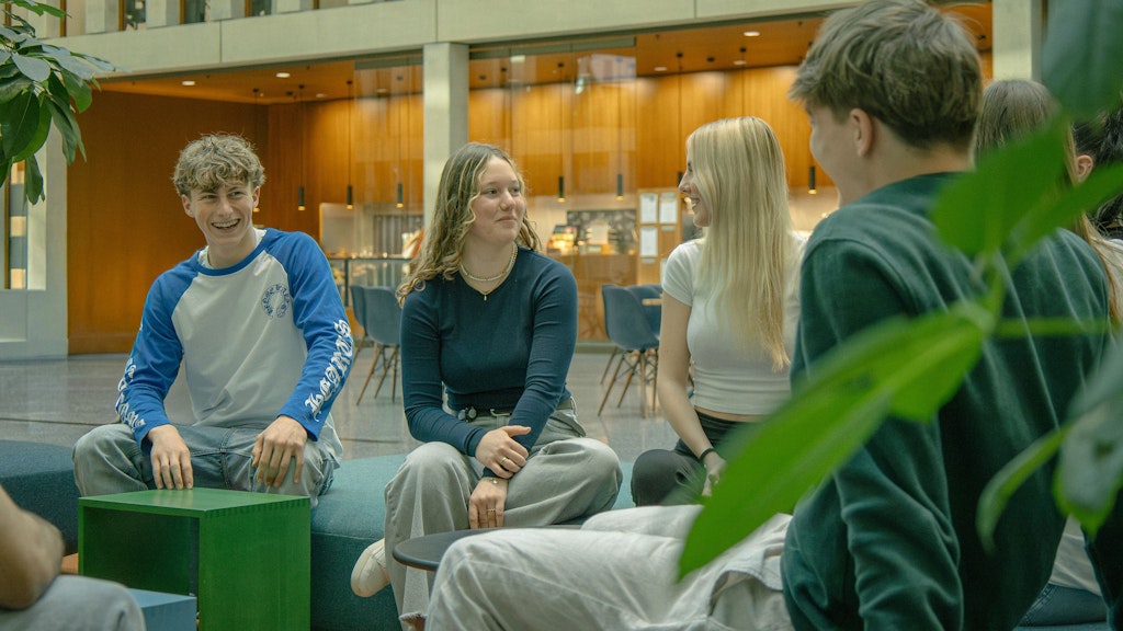 Lernende im Atrium in der Pause.