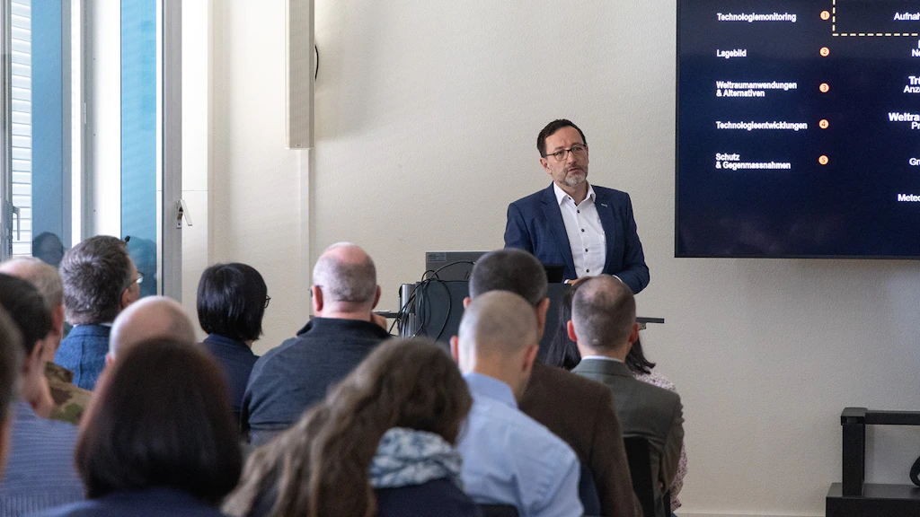 Il dott. Peter Erni presenta al pubblico il programma di ricerca «Spaziale».