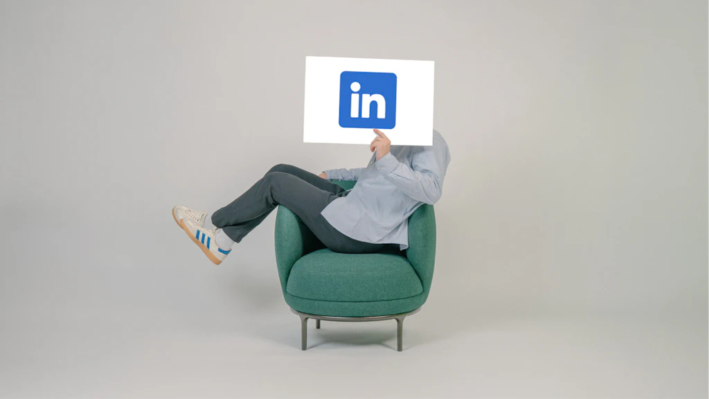 Mann der ein LinkedIn Schild auf hochhält
