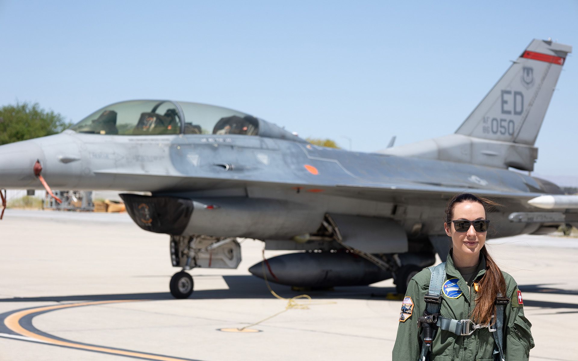 Das Bild zeigt die Testpilotin Fanny Chollet auf der Edwards Air Force Base der U.S. Air Force