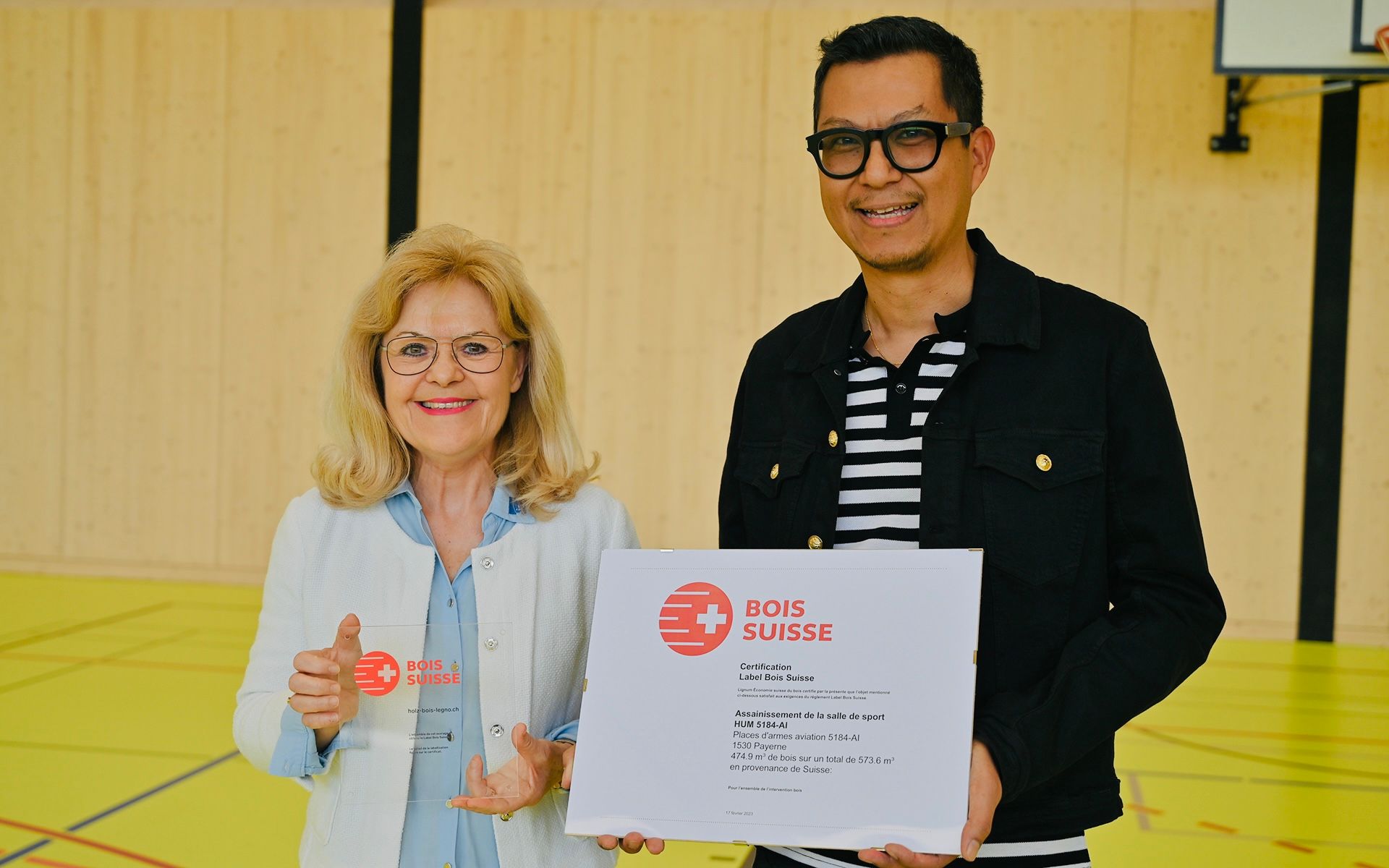 Übergabe «Label Schweizer Holz» am 5. Mai 2023. V.l.n.r. Gilberte Schär, Präsidentin Lignum Freiburg; Kim-Dao Tran, Projektleiter, armasuisse Immobilien