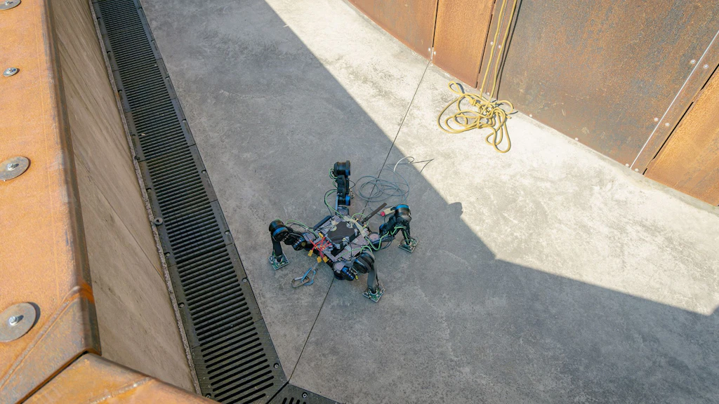 Das Forschungsteam Magnecko der ETH Zürich testet ihren Kletterroboter