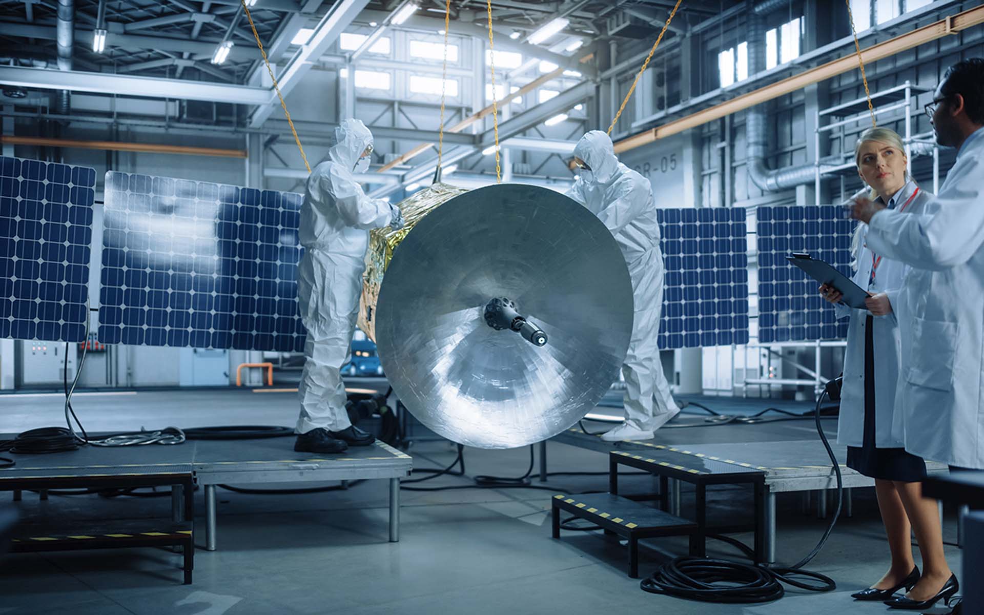 Ein Weltraum Satelit wird in einer Werkstatt gebaut