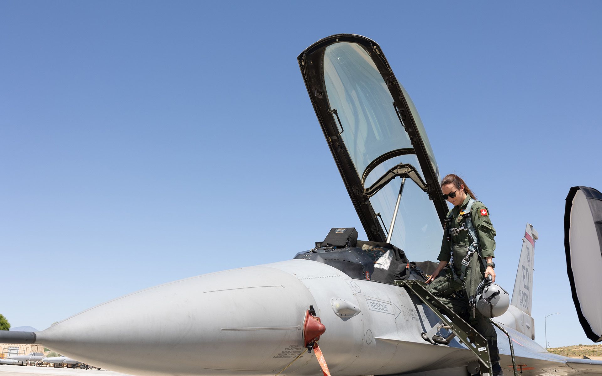 Das Bild zeigt die Testpilotin Fanny Chollet auf der Edwards Air Force Base der U.S. Air Force