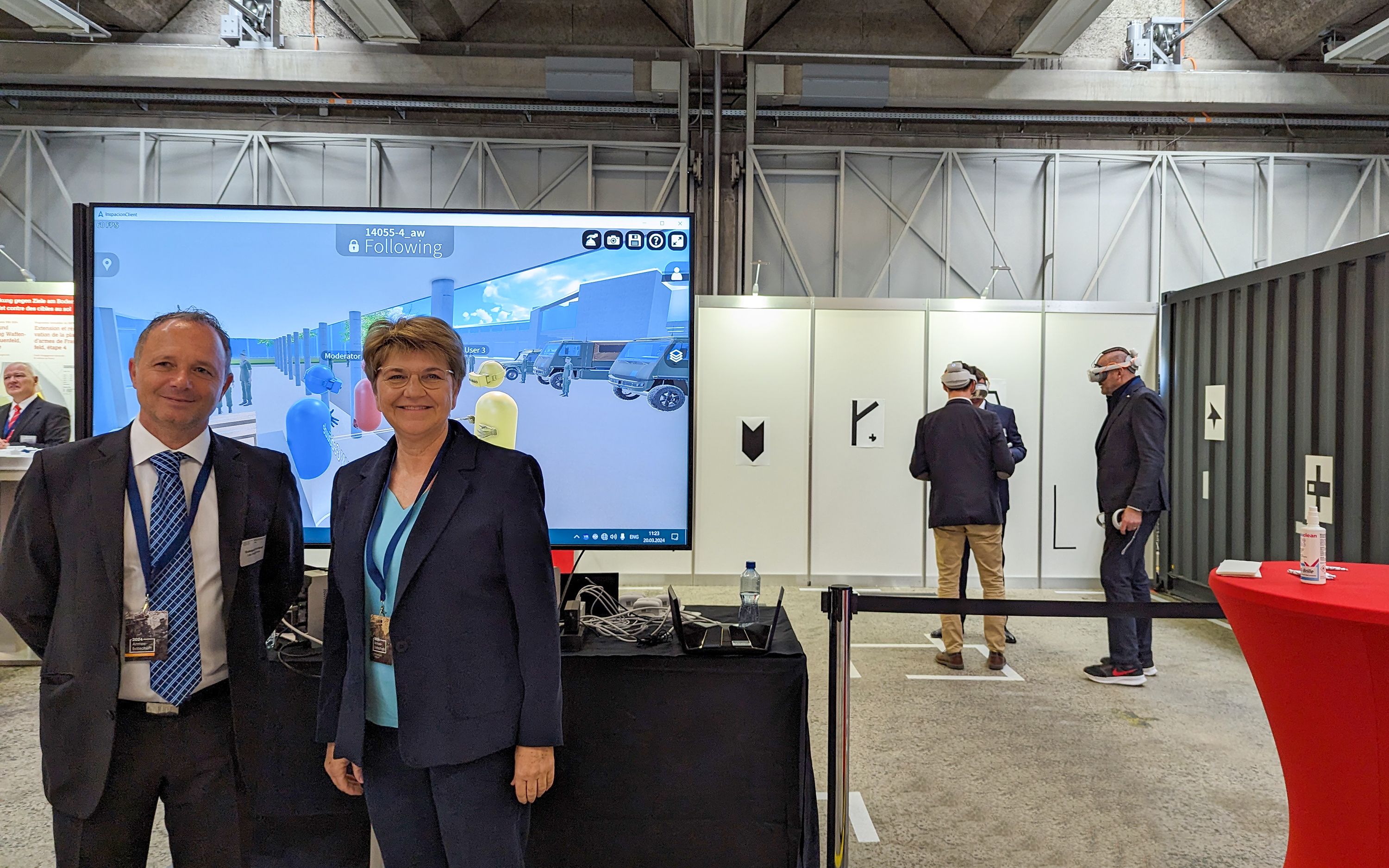 Bundespräsidentin Viola Amherd und Giuseppe Acciardi, BIM Manager bei armasuisse Immobilien