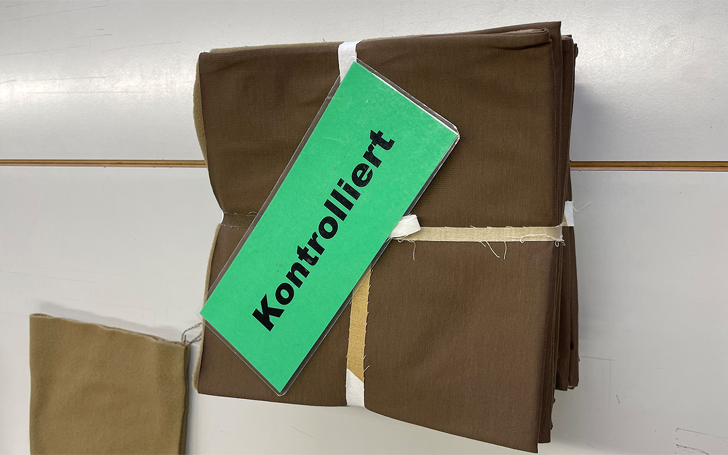 Ein gebündeltes und zusammengebundenes Paket aus Schlauchtüchern.