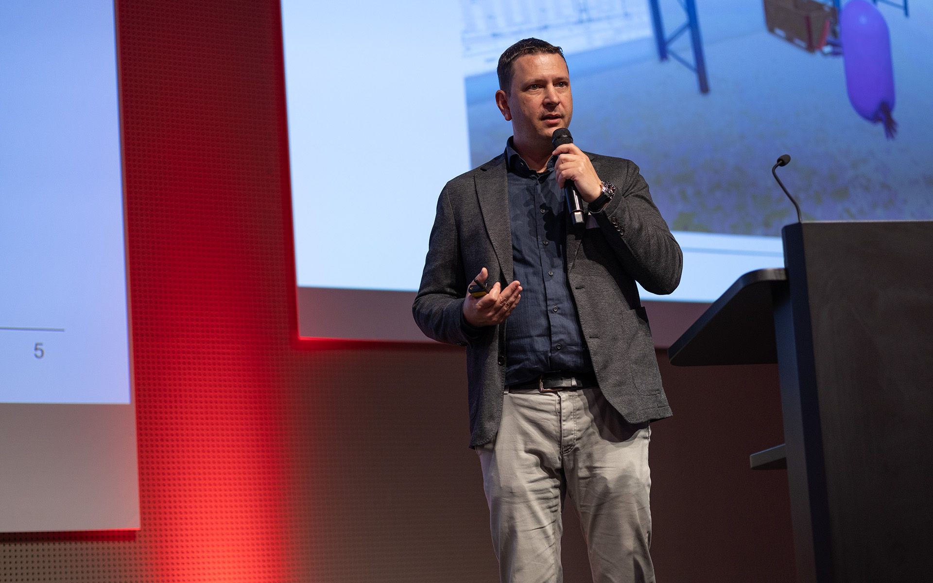 Datenmanagement-Experte Jan Krähenbühl hält sein Referat zum Thema BIM/GIS: Digital denken, real umsetzen