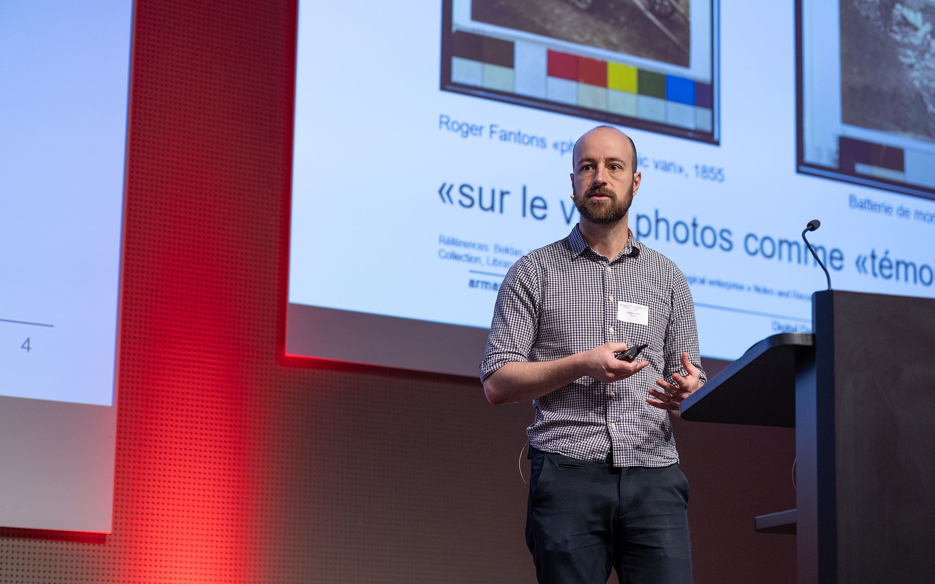 Raphael Meier, wissenschaftlicher Projektleiter im Fachbereich Cyber Data Technologien des Cyber-Defence Campus armasuisse hält sein Referat zum Thema Detektion von KI-generierten Bildern