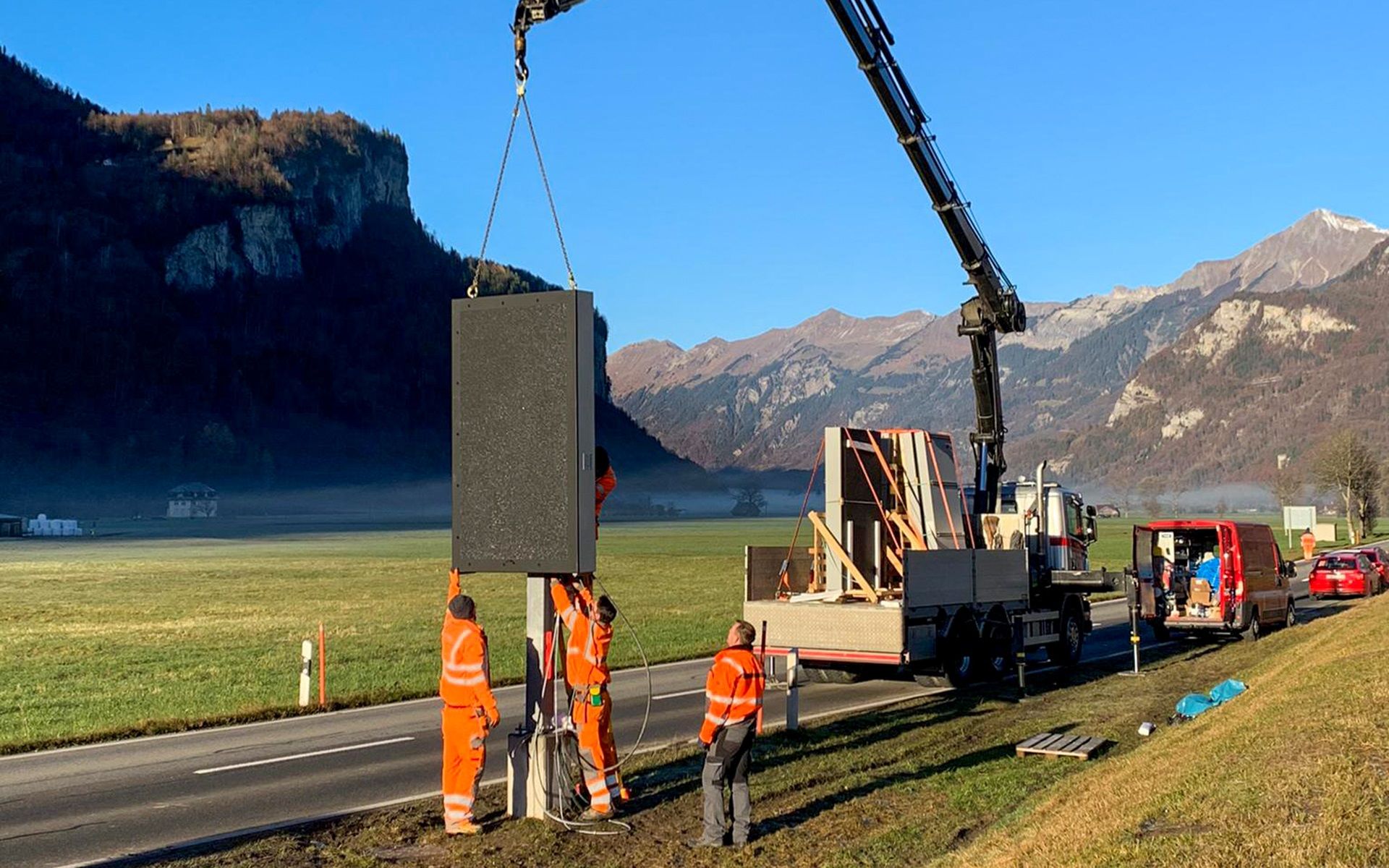 Die einzigartige Wildwarnanlage nutzt über eine Länge von acht Kilometern Wärme- und Bewegungssensoren, um Autofahrerinnen und Autofahrer vor Wildwechsel zu warnen und so Unfälle zu vermeiden.