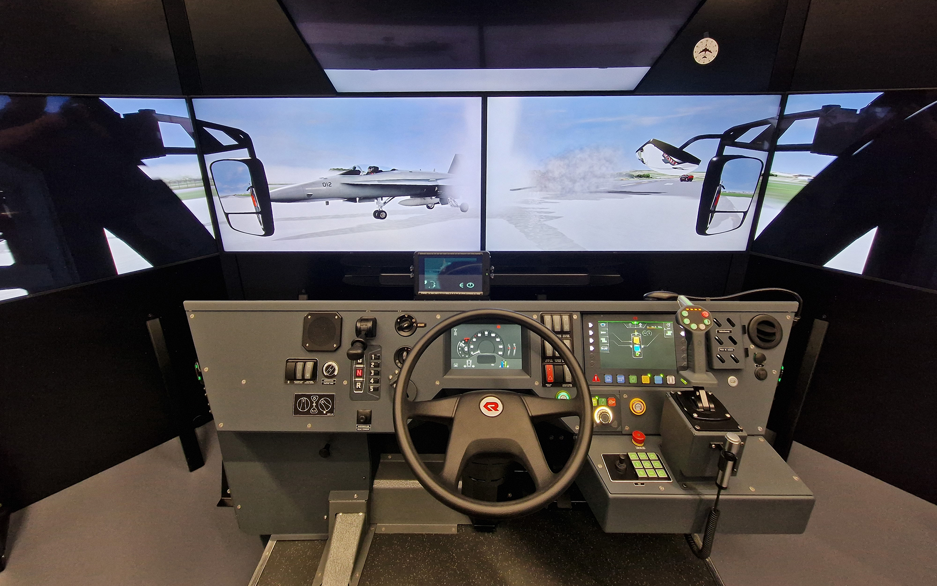 Panther 6x6 beim Löschtraining bei einem F/A-18.