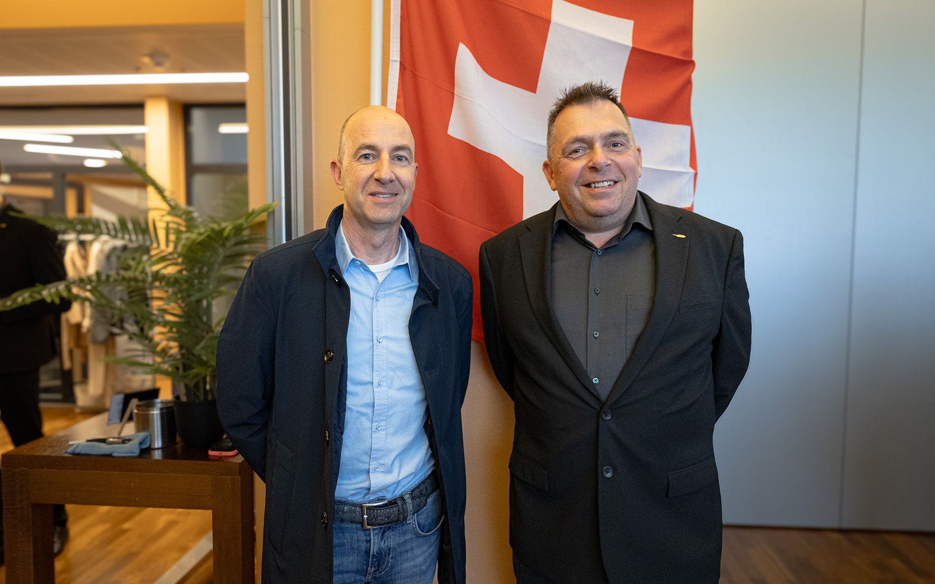 Filip Vincenz, Oberst im Generalstab des Lehrverbandes Panzer und Artillerie, und Oberstleutnant Frank Lobitz, Delegationsleiter des BAAINBw für Leopard-Themen und Vorsitzender der Benutzergruppe