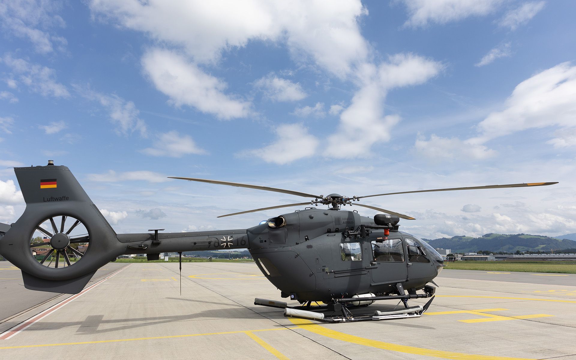 Man sieht einen dunklen Helikopter auf dem Startplatz. 