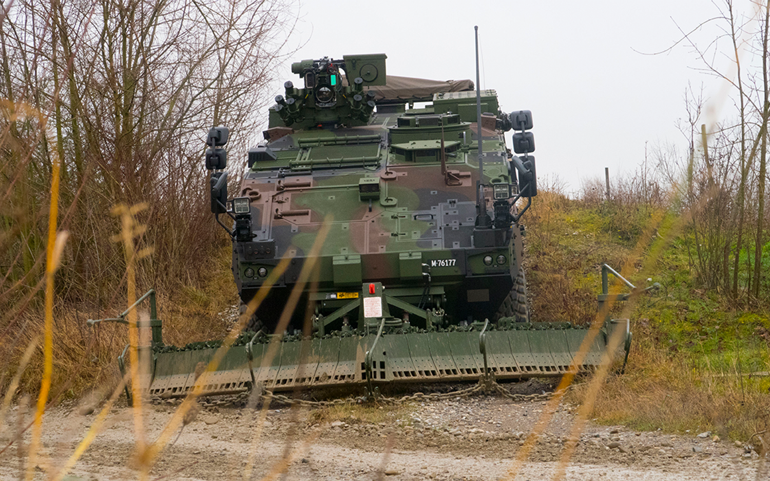 Pionierpanzer 21 in Konfiguration Minenräumschild