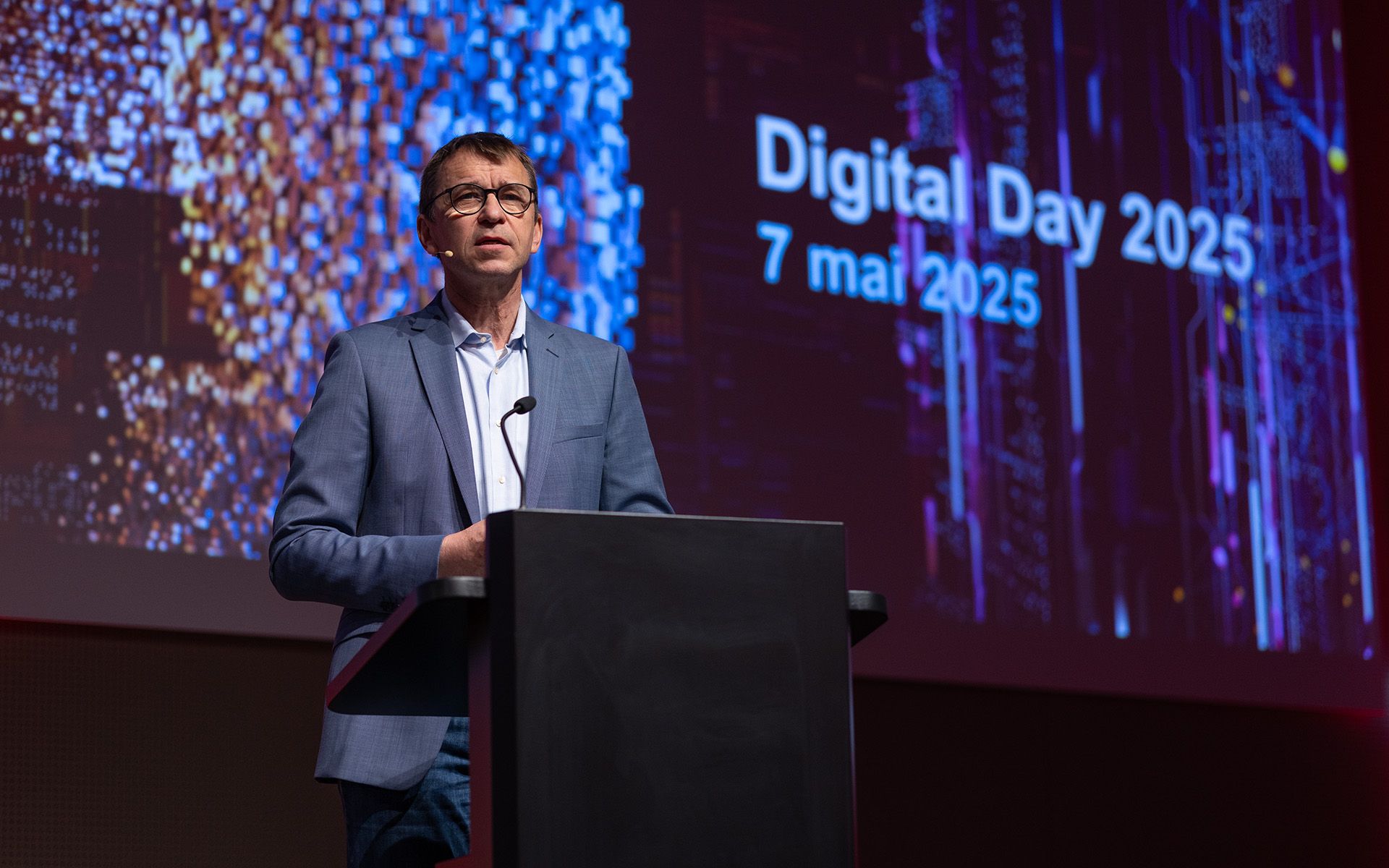 Kaj-Gunnar Sievert, Leiter Kommunikation armasuisse, hält sein Referat zum Thema Zentral gesteuert vs. Viral verbreitet: Newsroom und Social Media im Zusammenspiel