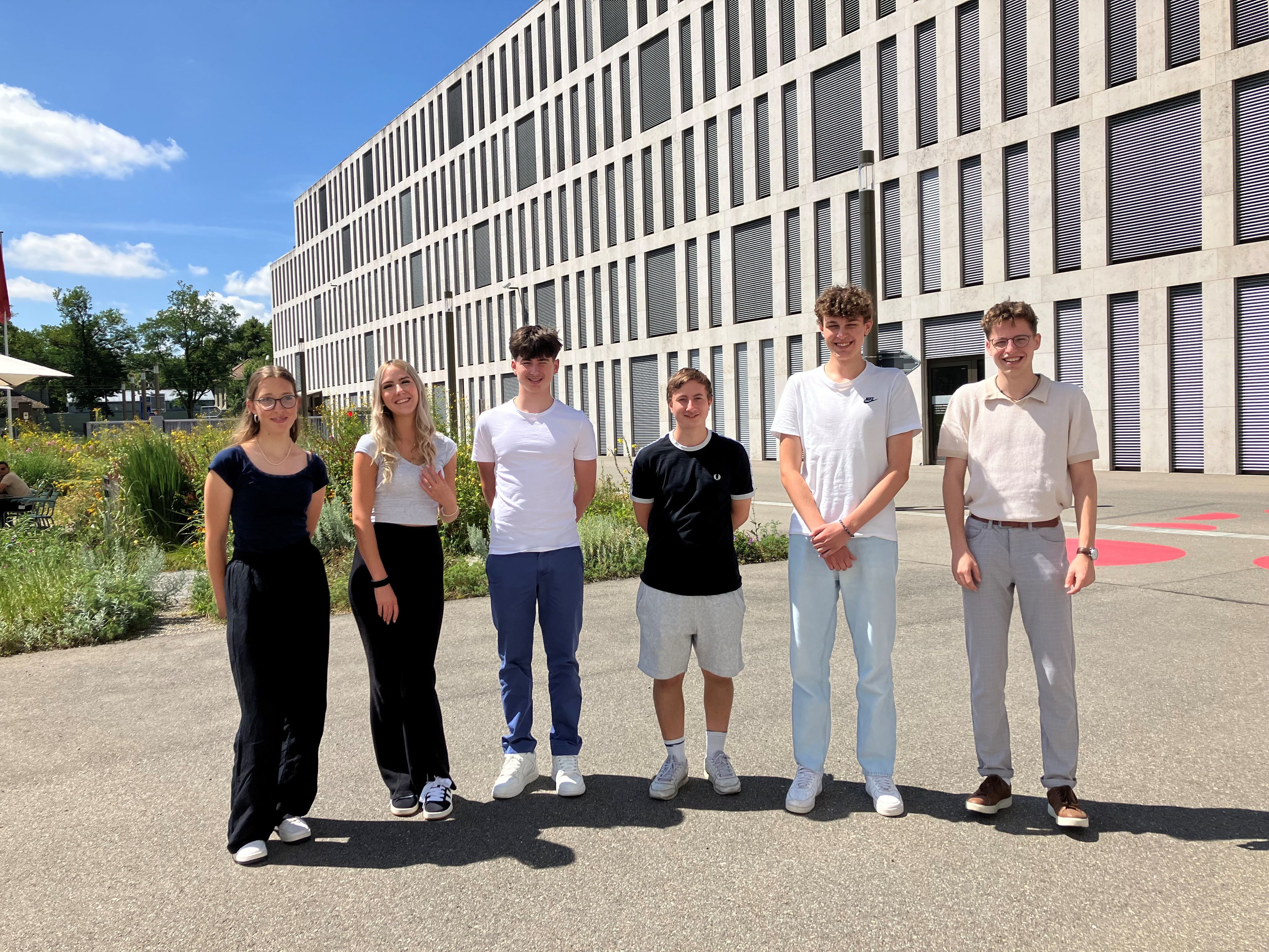 Die neuen Lernenden Tirza Wittwer, Calista Radjenovic, Patrick Fröhlin, Nevio Immer und Lars Hänni gut gelaunt an ihrem ersten Arbeitstag in der armasuisse