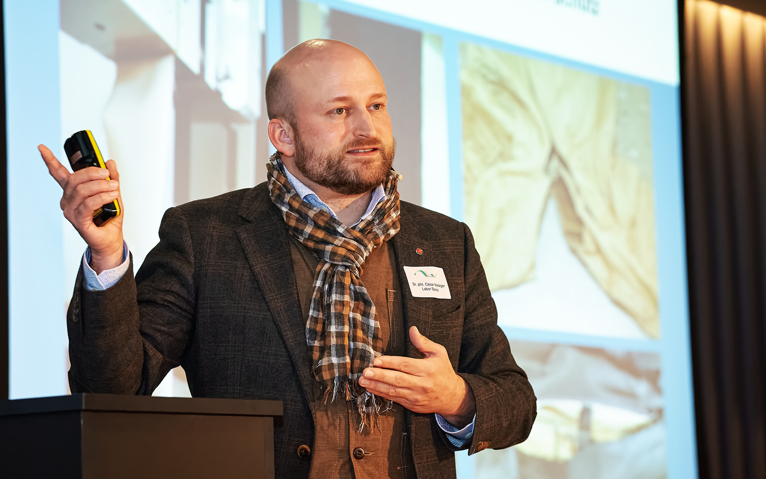 Dr. phil. César Metzger, Chef des Fachbereichs Biologie des Labor Spiez -Schutz vor ABC-Gefährdungen: Textil und Werkstoffprüfung im Labor Spiez