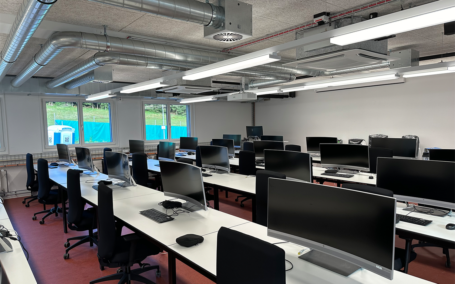 Das Gebäude beinhaltet zwei Schulungsräume mit je 25 Schulungsplätzen. Ebenso gibt es Büro- und Aufenthaltsräumlichkeiten, wie auch Haustechnikzentralen und einen Serverraum.