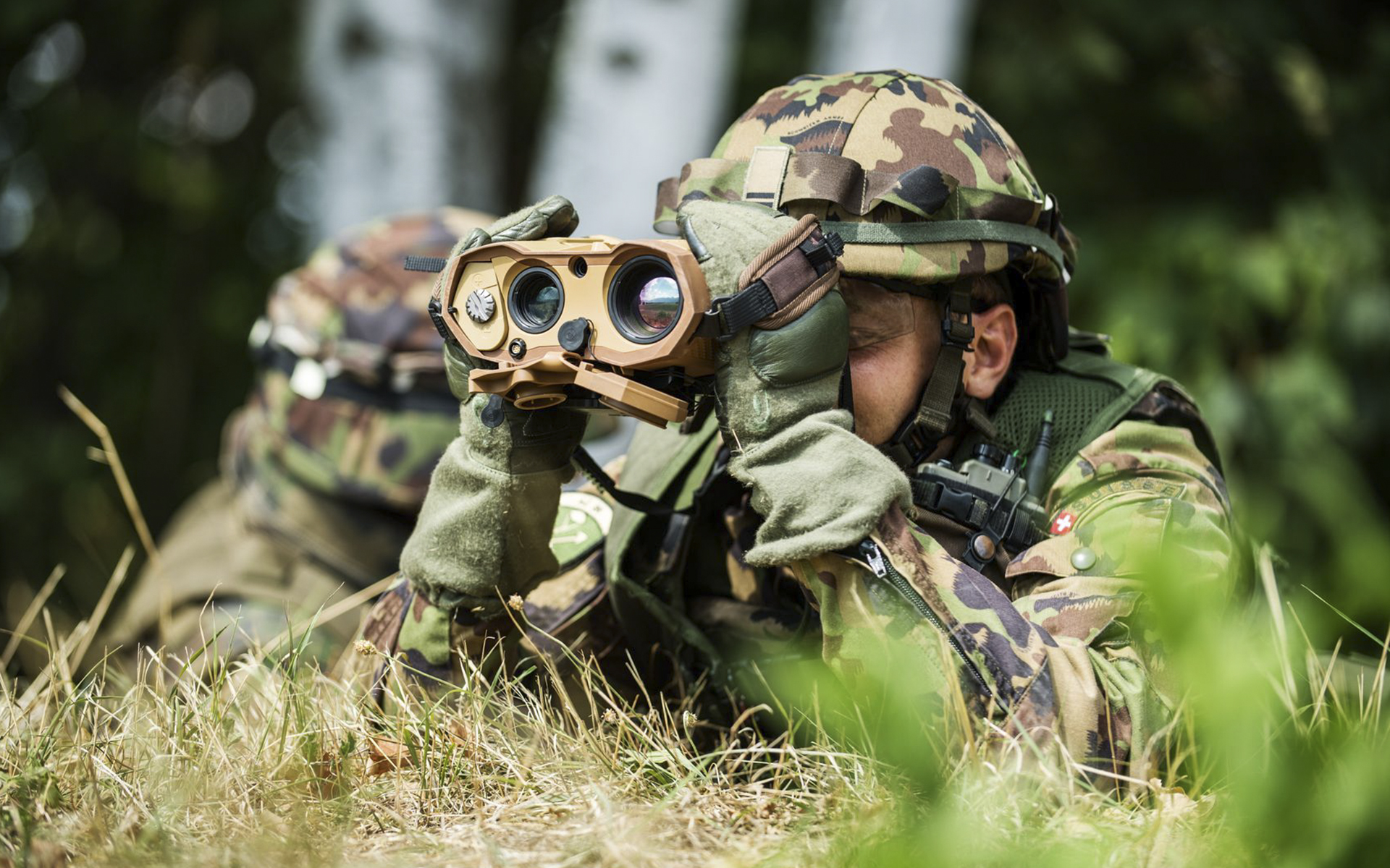 Soldat in der Wildnis mit dem Wärmebildgerät 19 auf mittlere Entfernung