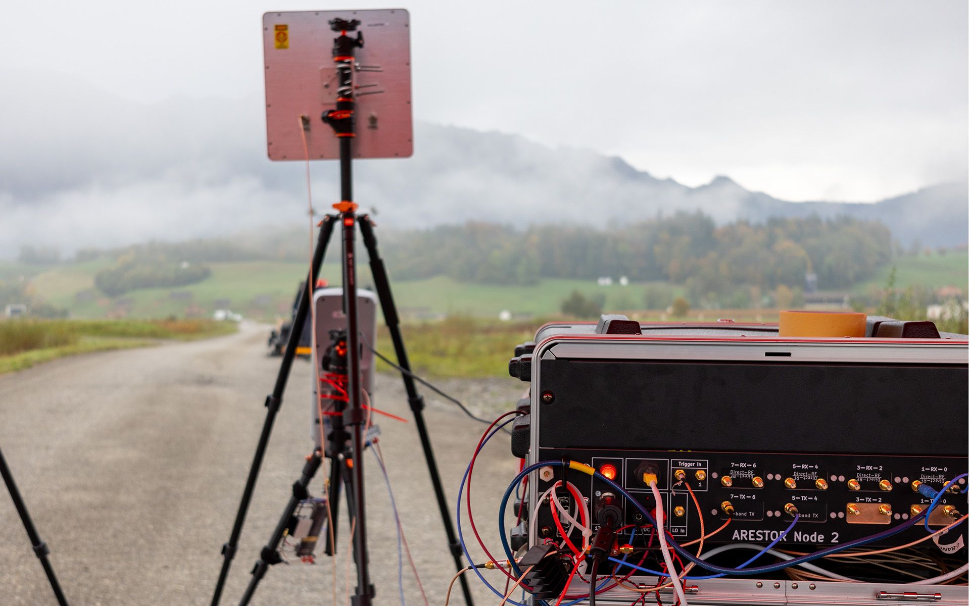 Ein Radar steht in einem offene Feld