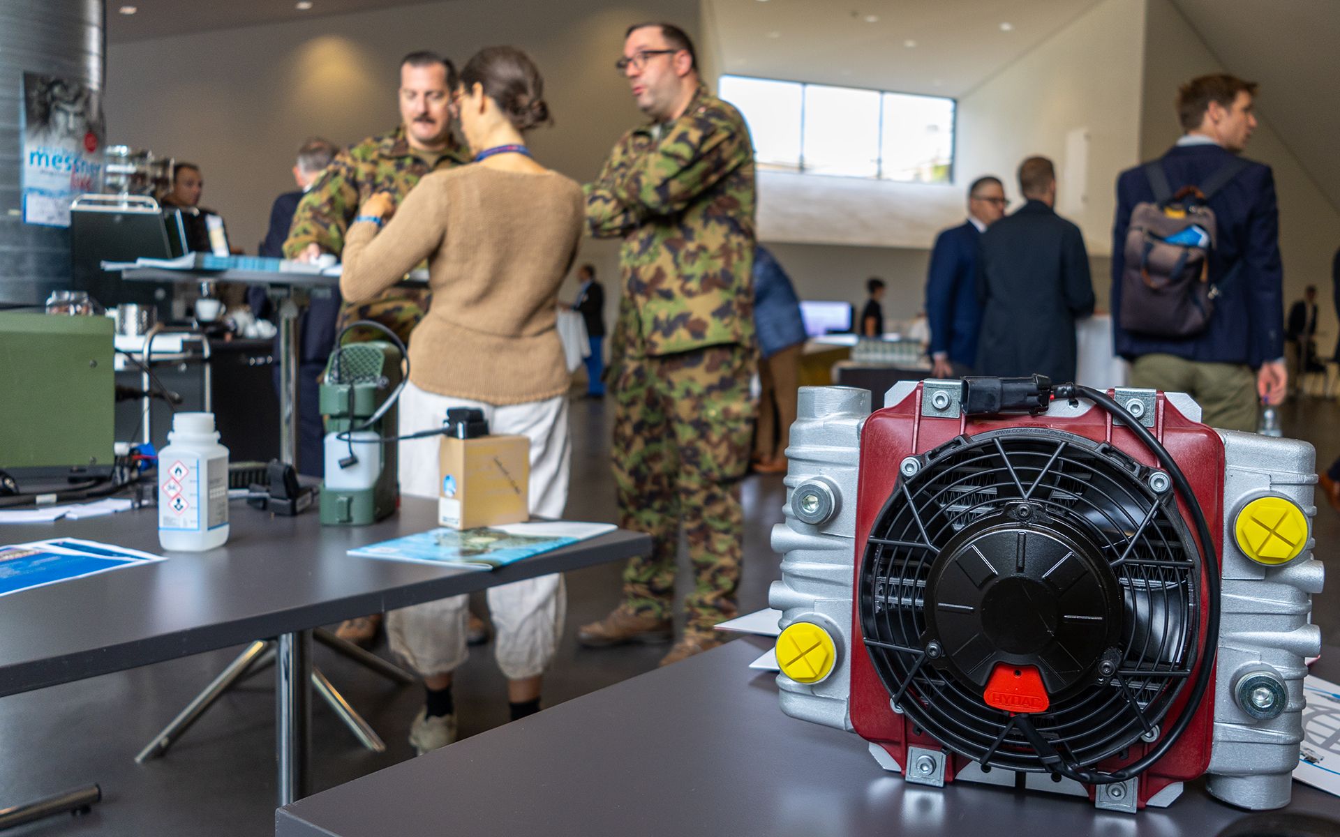 Treffen Armee: Angehörige der Armee diskutieren mit einer Frau.