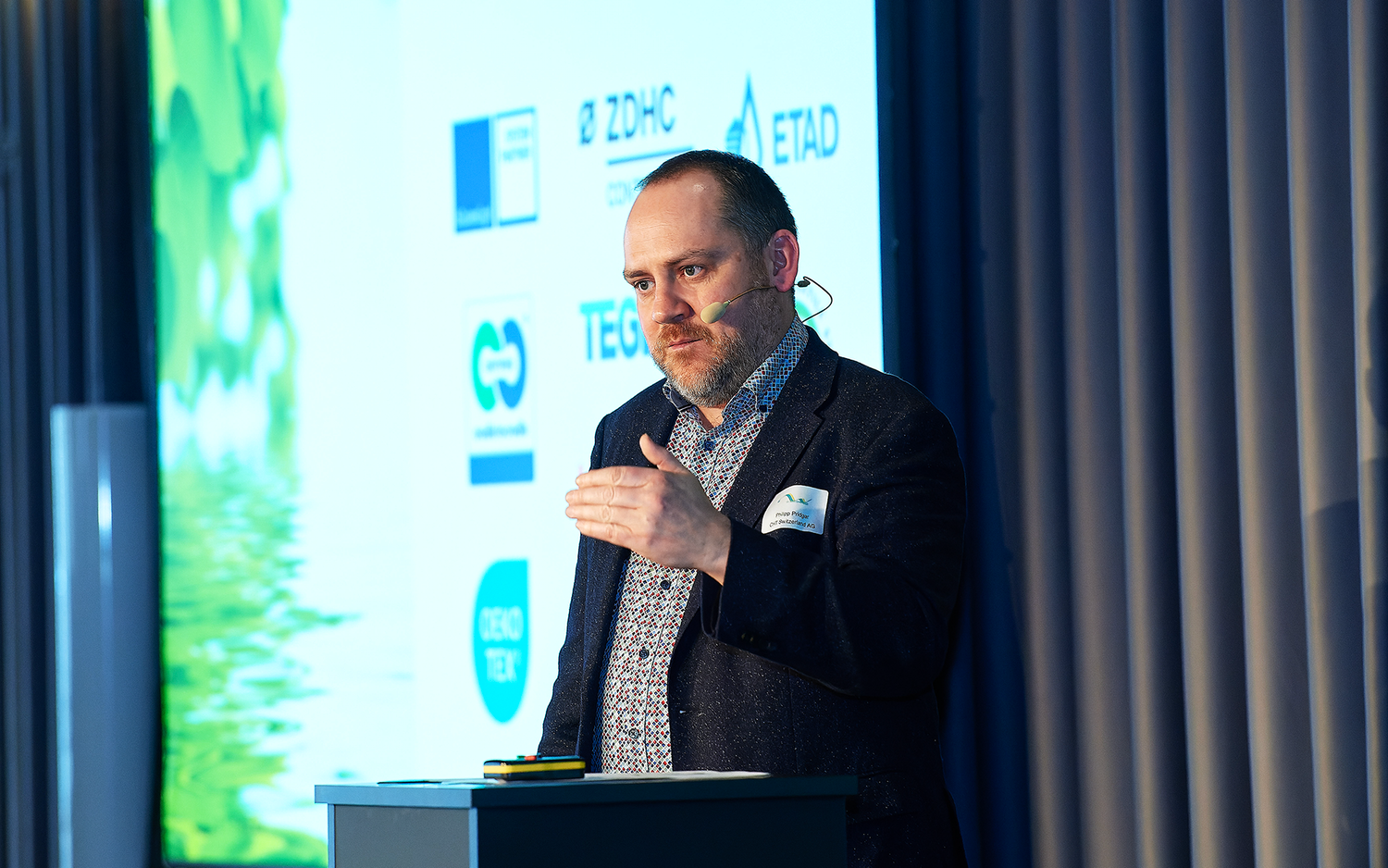 Philipp Pridgar während seiner Rede auf dem Textilsymposium 2024.
