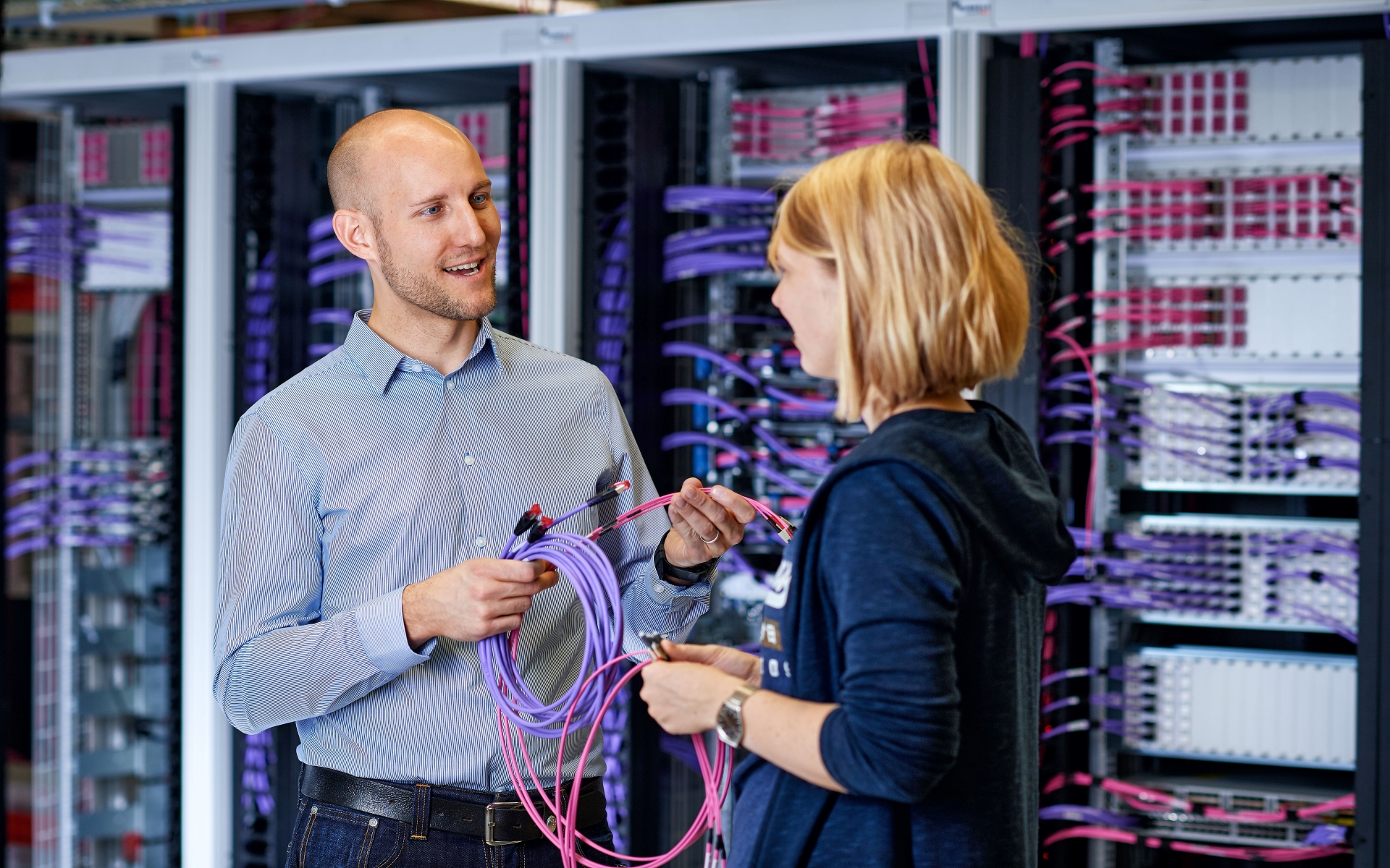  Zwei Personen, die mit elektrischen Kabeln hantieren