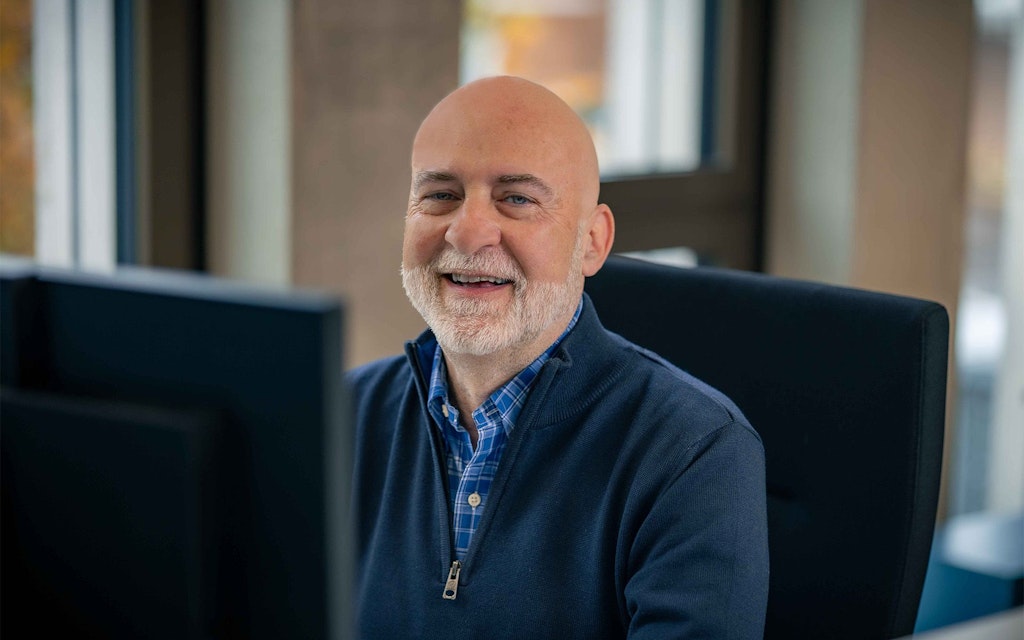 Daniel Rölli an seinem Arbeitsplatz